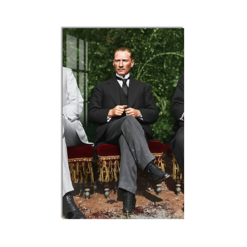 Kadife Koltukta Atatürk Cam Tablo