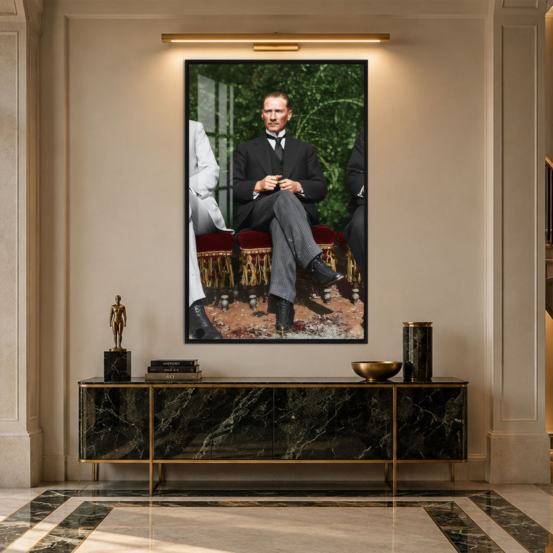 Kadife Koltukta Atatürk Cam Tablo – Siyah Çerçeveli