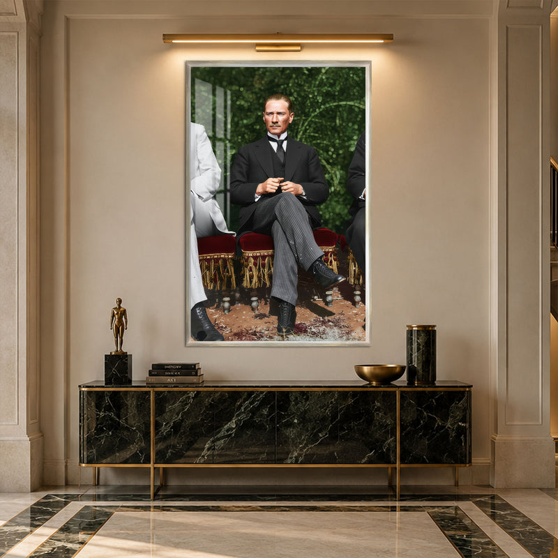 Kadife Koltukta Atatürk Cam Tablo – Gümüş Çerçeveli