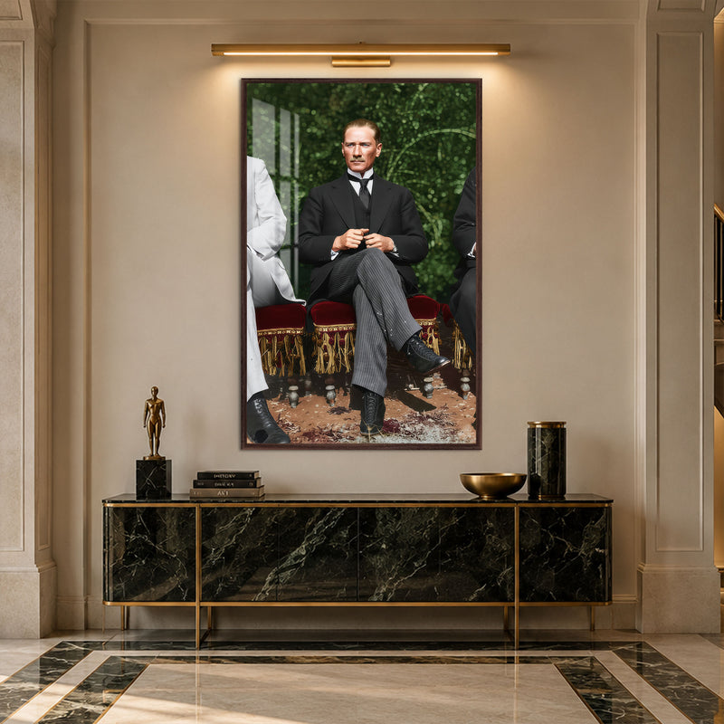Kadife Koltukta Atatürk Cam Tablo – Ceviz Çerçeveli