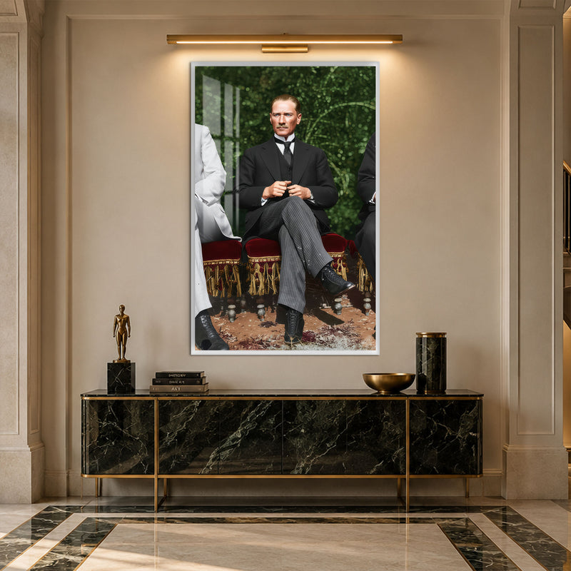 Kadife Koltukta Atatürk Cam Tablo – Beyaz Çerçeveli