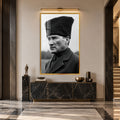 Siyah Beyaz Kalpaklı Atatürk Cam Tablo – Altın Çerçeveli