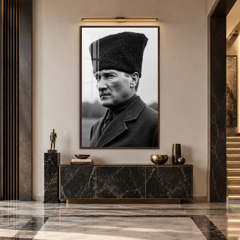 Siyah Beyaz Kalpaklı Atatürk Cam Tablo – Ceviz Çerçeveli