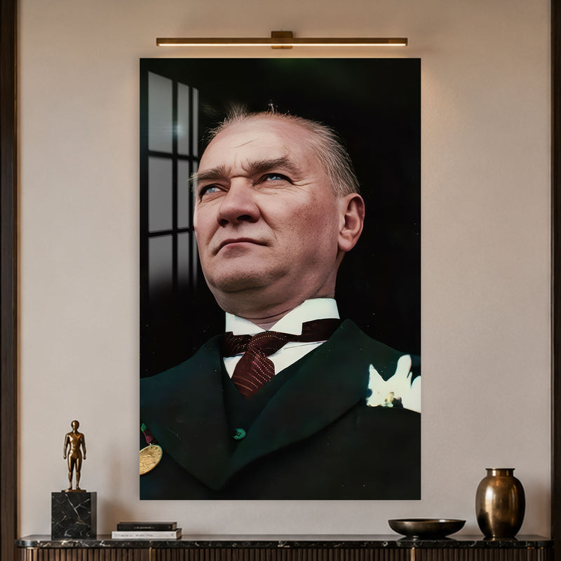 Gururlu Bakışlı Atatürk Cam Tablo