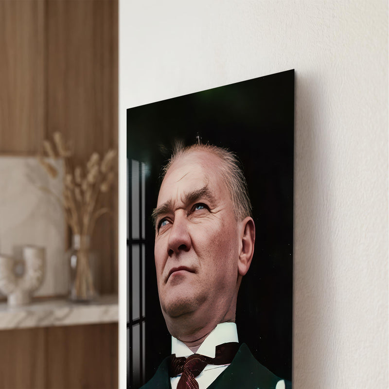 Gururlu Bakışlı Atatürk Cam Tablo