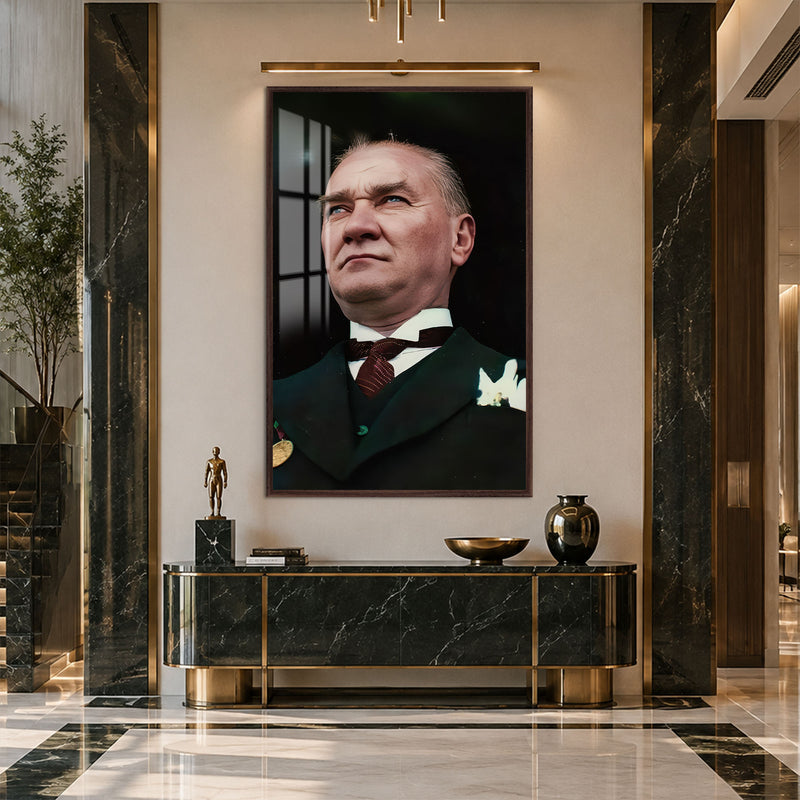 Gururlu Bakışlı Atatürk Cam Tablo – Ceviz Çerçeveli