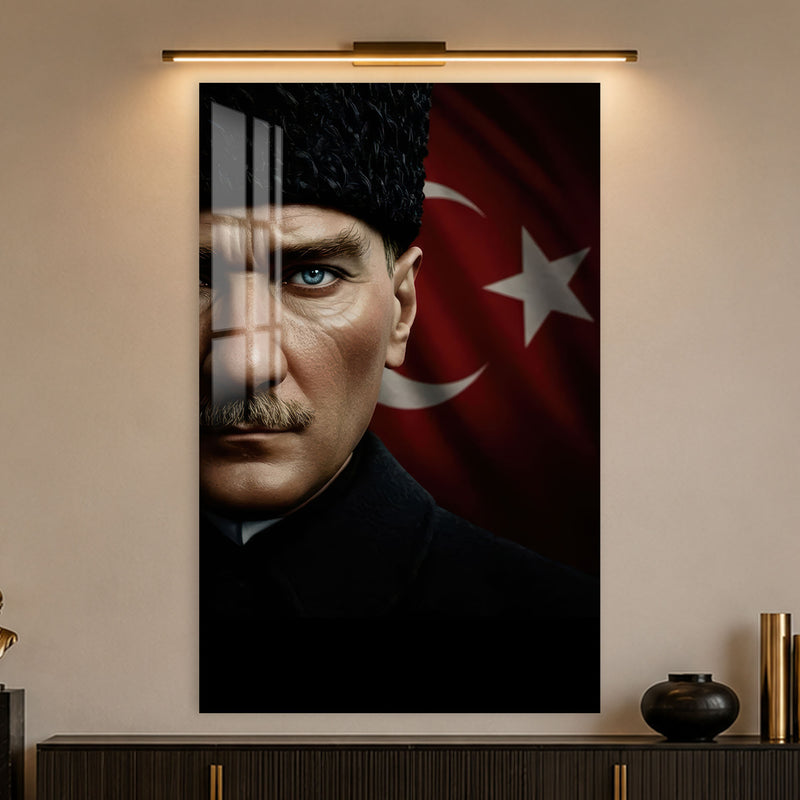 Yarım Yüz Bayraklı Atatürk Cam Tablo