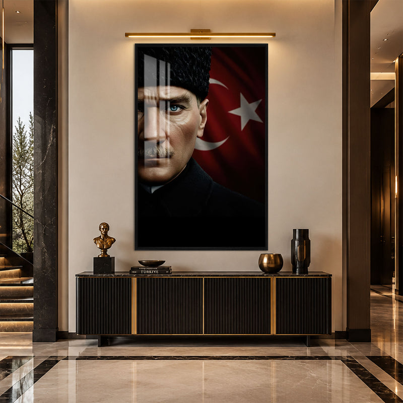 Yarım Yüz Bayraklı Atatürk Cam Tablo – Siyah Çerçeveli