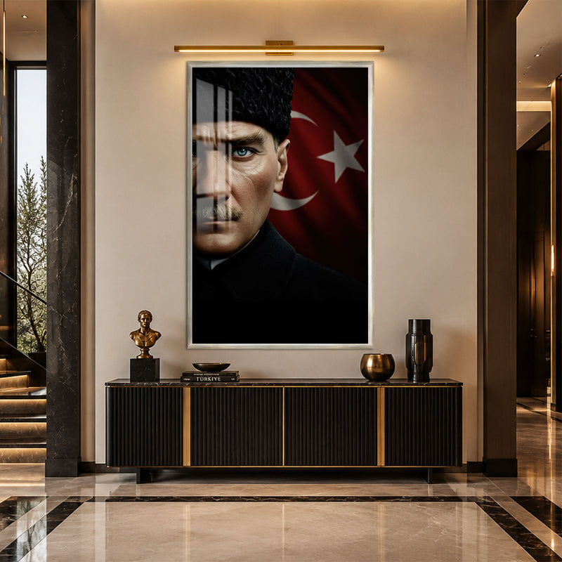 Yarım Yüz Bayraklı Atatürk Cam Tablo – Gümüş Çerçeveli
