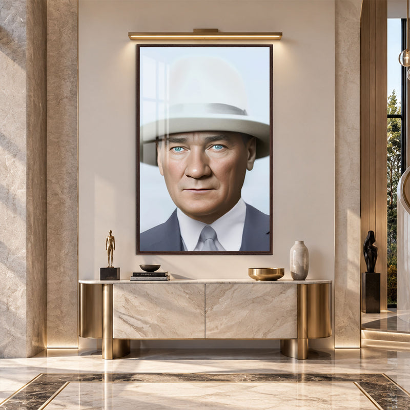 Şapkalı Atatürk Cam Tablo – Ceviz Çerçeveli