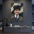 Kalpak Atatürk Portre Dikey Cam Tablo Ortam Görseli