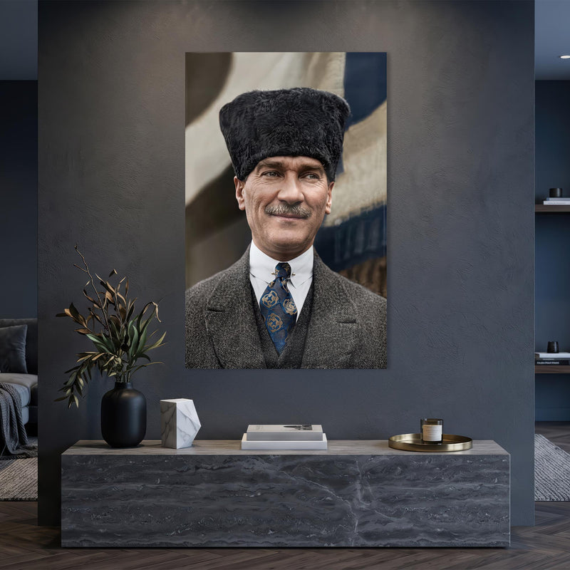 Kalpak Atatürk Portre Dikey Cam Tablo Ortam Görseli