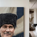 Kalpak Atatürk Portre Dikey Cam Tablo Ortam Görseli