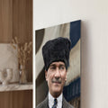 Kalpak Atatürk Portre Dikey Cam Tablo Ortam Görseli