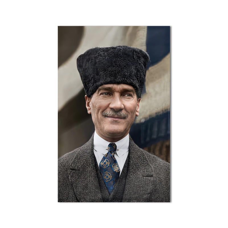 Kalpak Atatürk Portre Dikey Cam Tablo Ortam Görseli