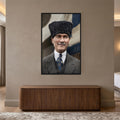 Siyah Çerçeveli Kalpak Atatürk Portre Dikey Cam Tablo