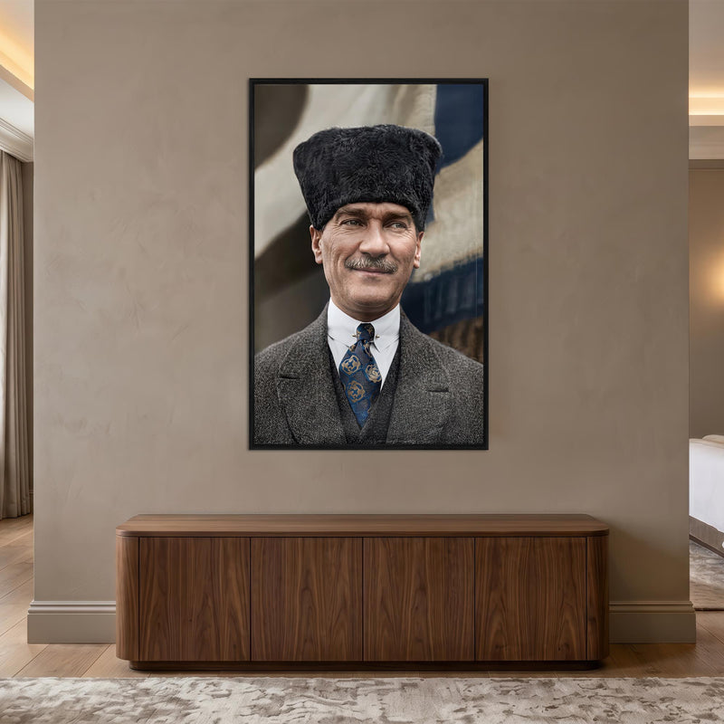 Siyah Çerçeveli Kalpak Atatürk Portre Dikey Cam Tablo