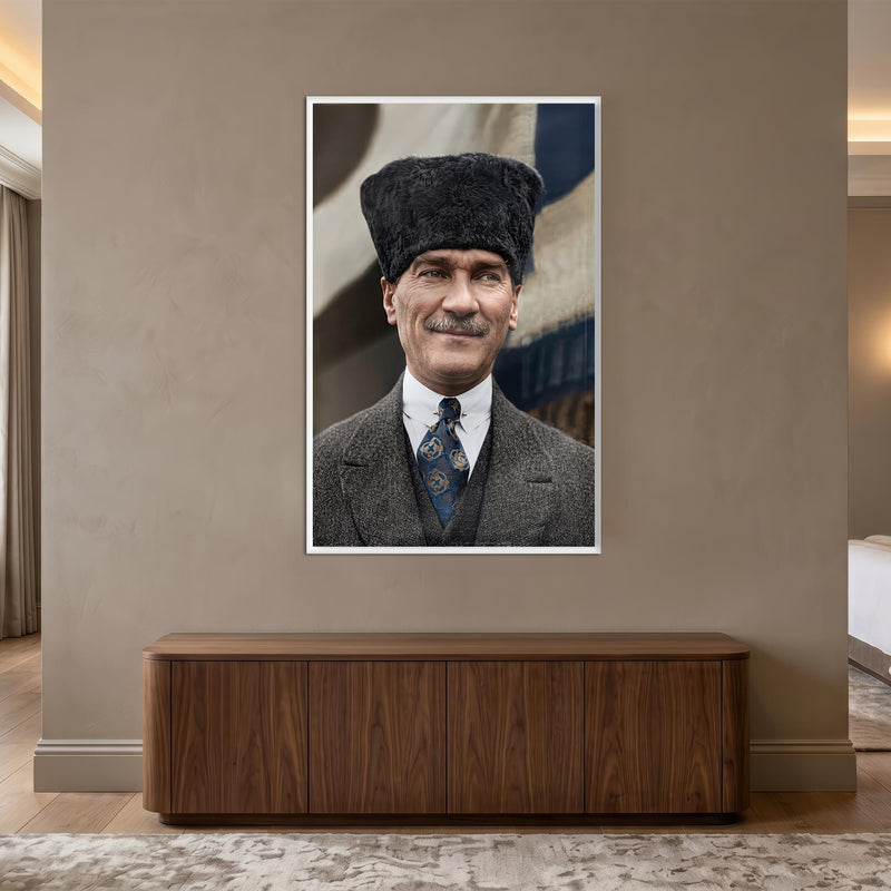 Beyaz Çerçeveli Kalpak Atatürk Portre Dikey Cam Tablo