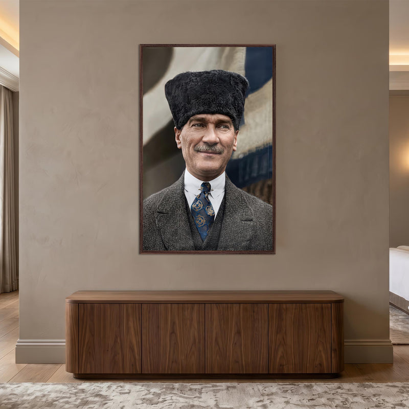 Ceviz Çerçeveli Kalpak Atatürk Portre Dikey Cam Tablo