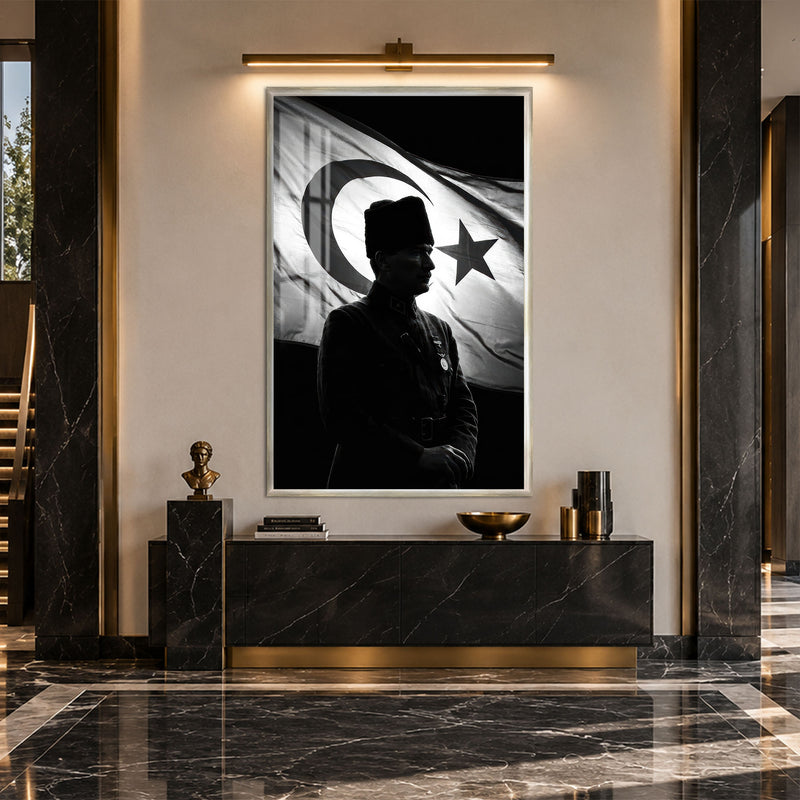 Siyah Beyaz Siluet Atatürk Cam Tablo – Gümüş Çerçeveli