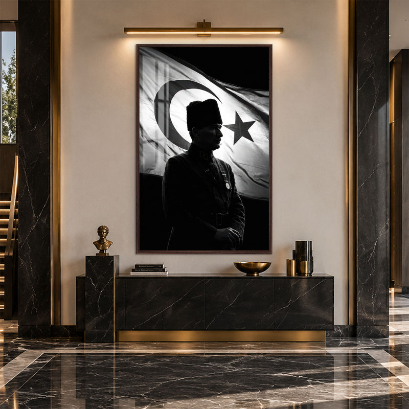 Siyah Beyaz Siluet Atatürk Cam Tablo – Ceviz Çerçeveli