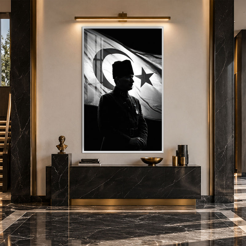 Siyah Beyaz Siluet Atatürk Cam Tablo – Beyaz Çerçeveli