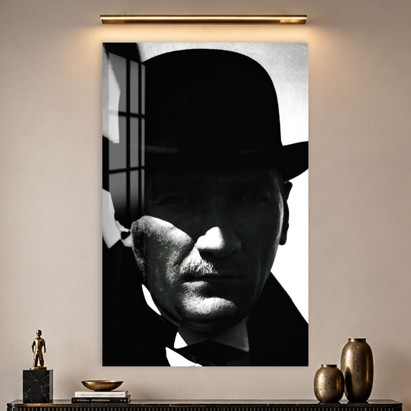 Gölgede Şapkalı Atatürk Cam Tablo