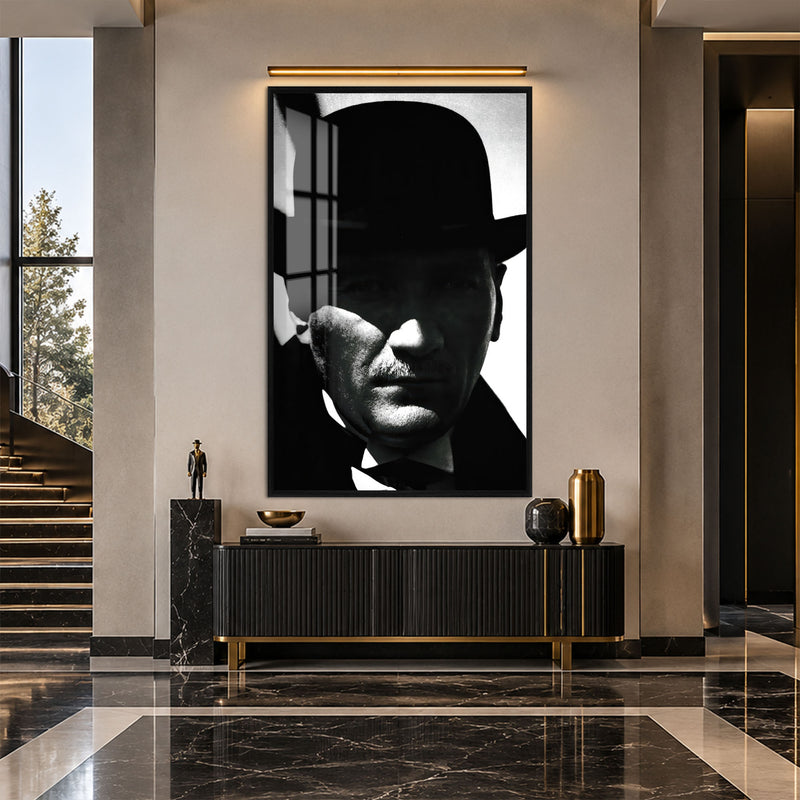 Gölgede Şapkalı Atatürk Cam Tablo – Siyah Çerçeveli
