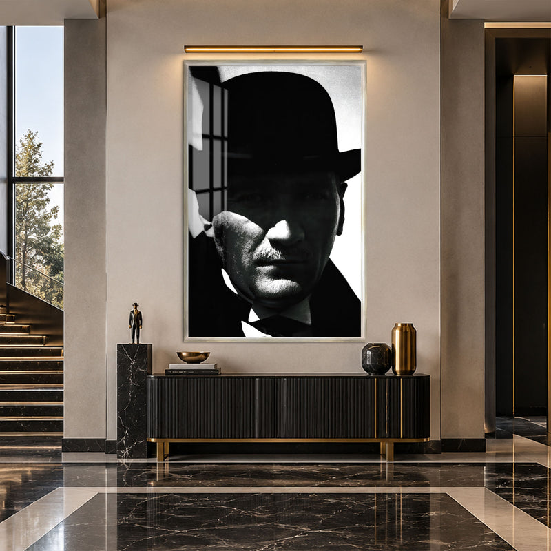 Gölgede Şapkalı Atatürk Cam Tablo – Gümüş Çerçeveli
