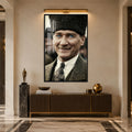 Gülümseyen Atatürk Cam Tablo – Siyah Çerçeveli