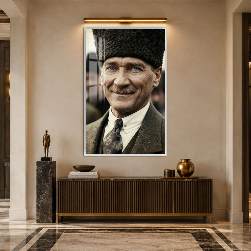 Gülümseyen Atatürk Cam Tablo – Beyaz Çerçeveli