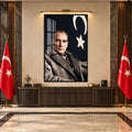 Tüvit Paltolu Atatürk Cam Tablo – Siyah Çerçeveli