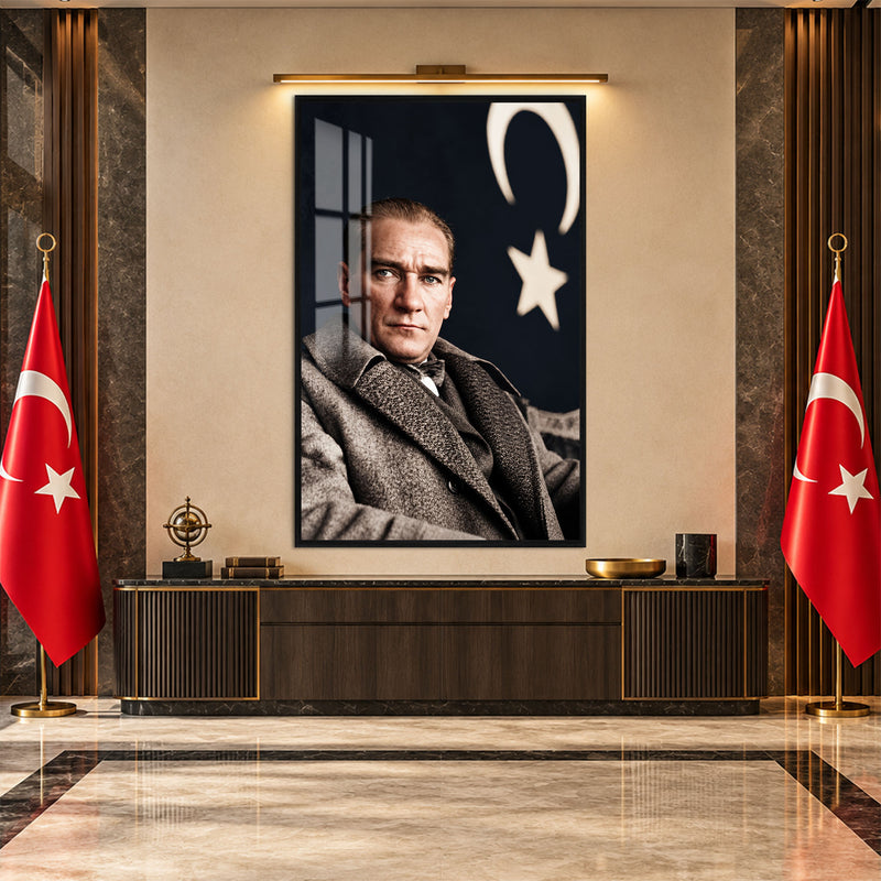 Tüvit Paltolu Atatürk Cam Tablo – Siyah Çerçeveli
