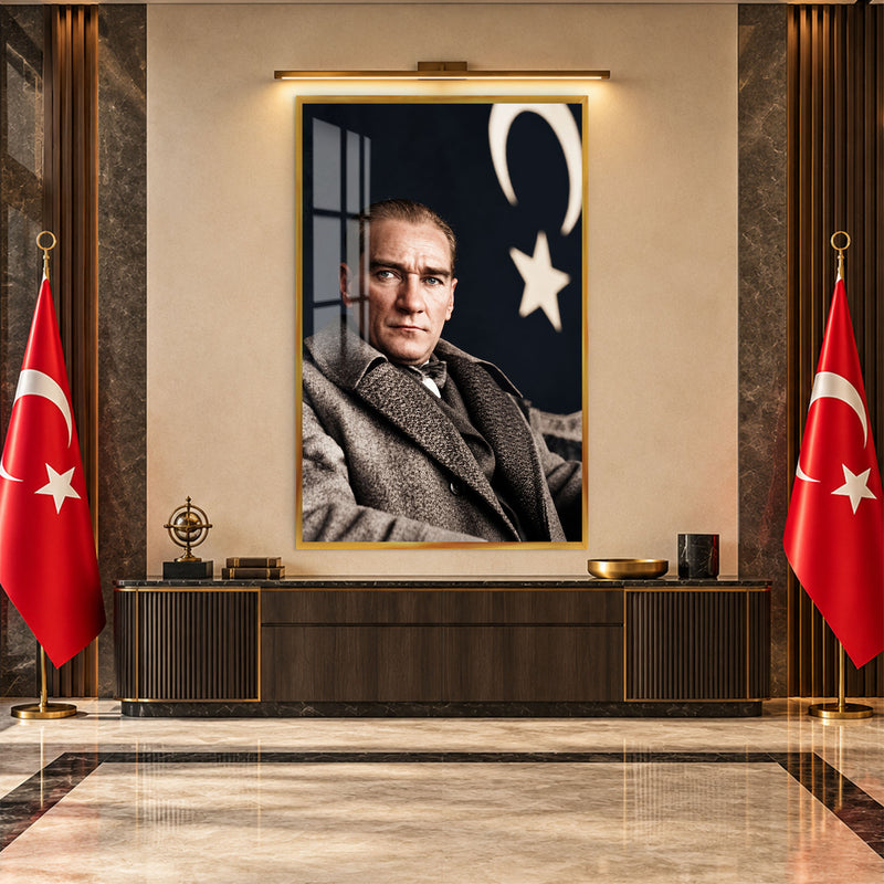 Tüvit Paltolu Atatürk Cam Tablo – Altın Çerçeveli