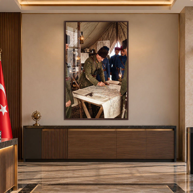 Harita Başında Atatürk Cam Tablo – Ceviz Çerçeveli