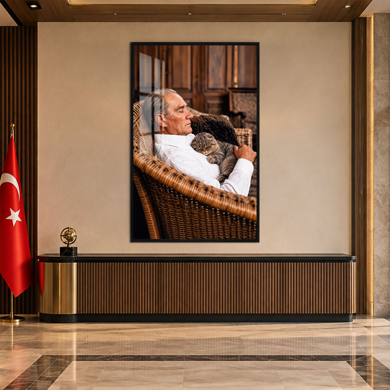 Kedisiyle Atatürk Cam Tablo – Siyah Çerçeveli