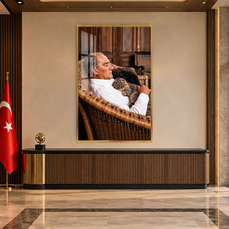 Kedisiyle Atatürk Cam Tablo – Altın Çerçeveli