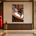 Kedisiyle Atatürk Cam Tablo – Gümüş Çerçeveli