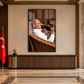 Kedisiyle Atatürk Cam Tablo – Ceviz Çerçeveli