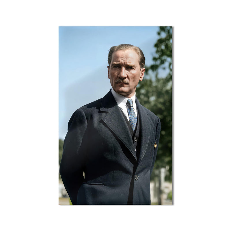 Lacivert Takım Atatürk Portre Cam Tablo Ortam Görseli