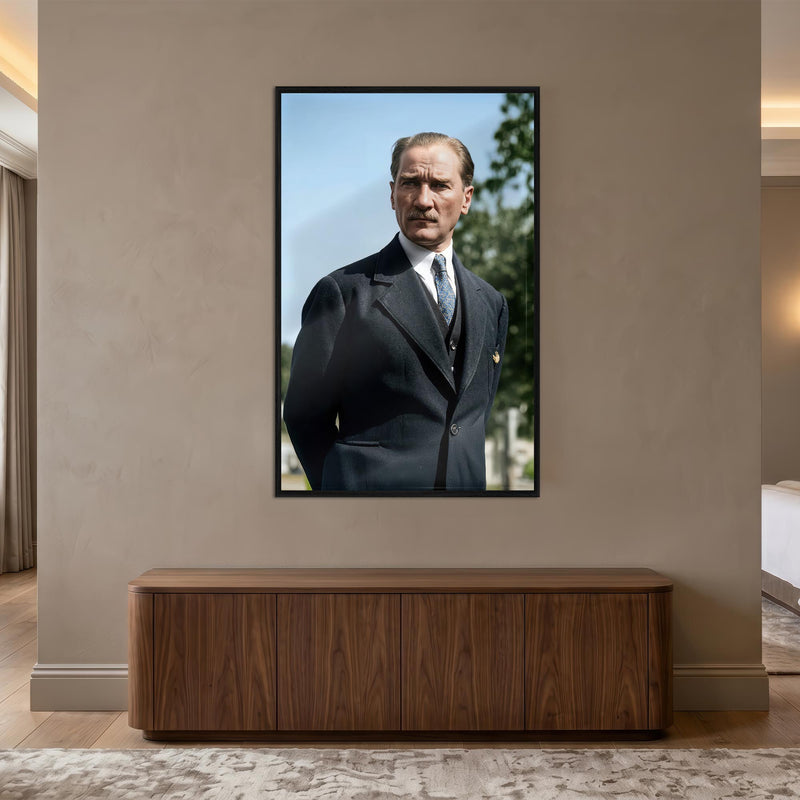 Siyah Çerçeveli Lacivert Takım Atatürk Portre Cam Tablo