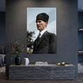 Kalpak Atatürk Profil Cam Tablo Ortam Görseli