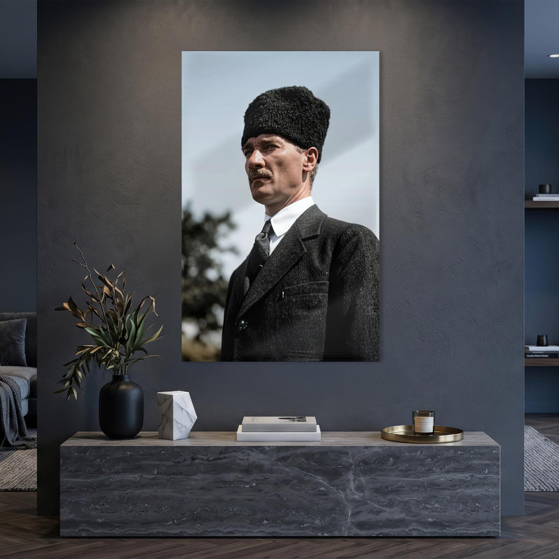 Kalpak Atatürk Profil Cam Tablo Ortam Görseli