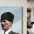Kalpak Atatürk Profil Cam Tablo Ortam Görseli
