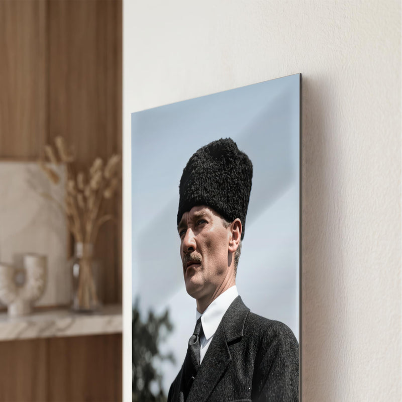 Kalpak Atatürk Profil Cam Tablo Ortam Görseli