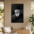 Siyah Beyaz Atatürk Kalpak Cam Tablo Ortam Görseli