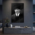 Siyah Beyaz Atatürk Kalpak Cam Tablo Ortam Görseli