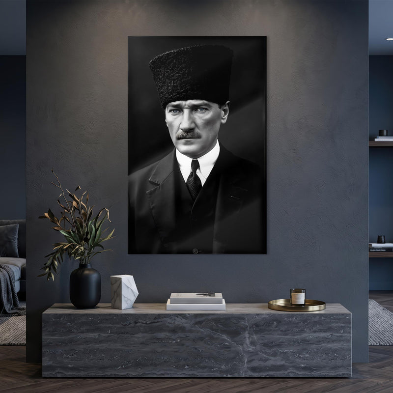 Siyah Beyaz Atatürk Kalpak Cam Tablo Ortam Görseli