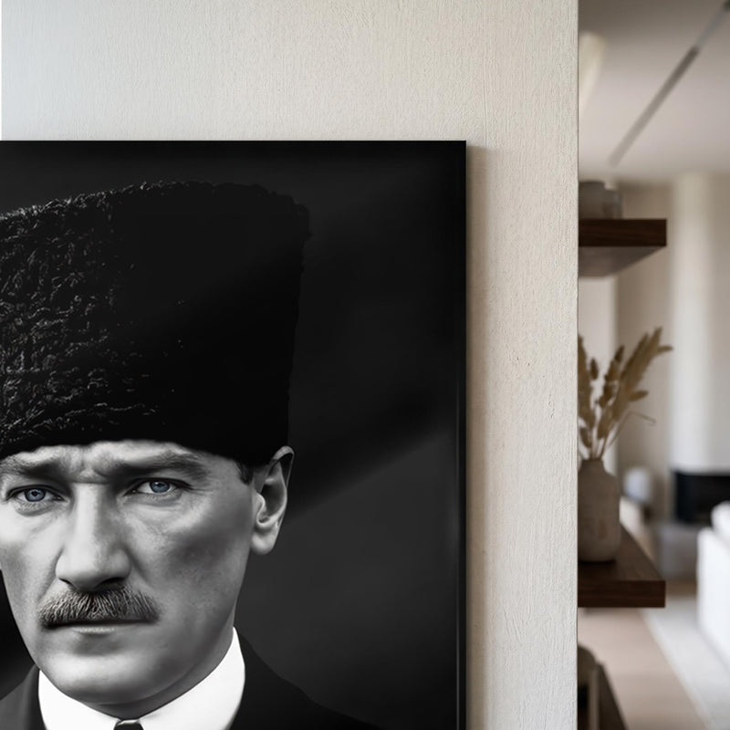 Siyah Beyaz Atatürk Kalpak Cam Tablo Ortam Görseli