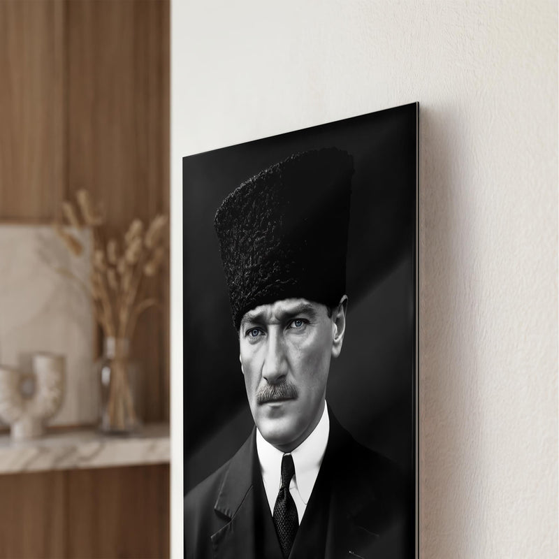 Siyah Beyaz Atatürk Kalpak Cam Tablo Ortam Görseli